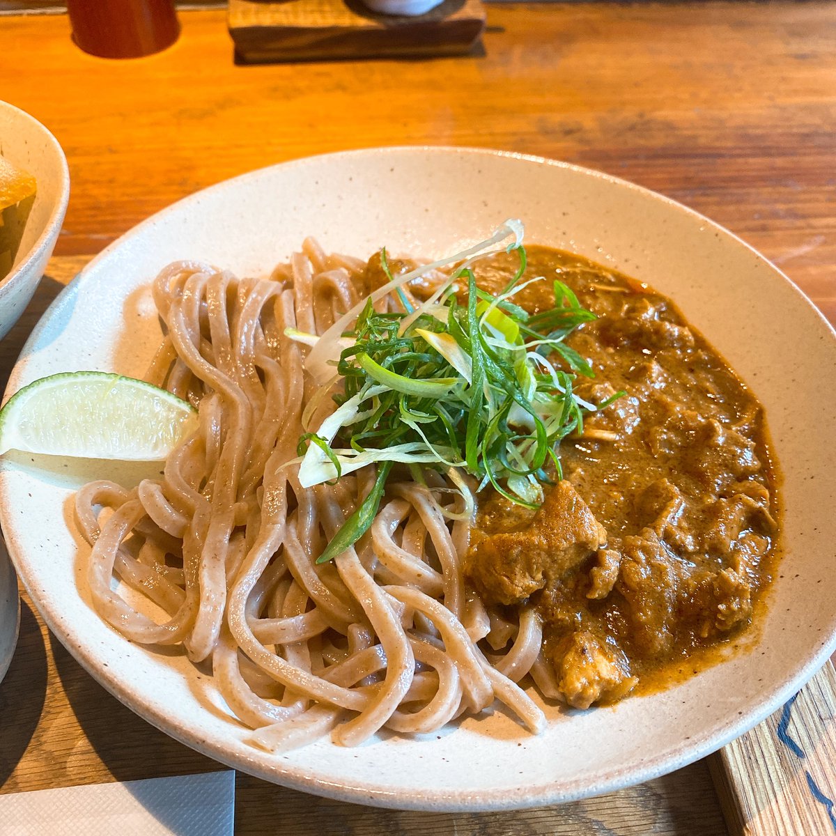 umaumaOK's tweet photo. 今日は「京都四条くをん」さんでキーマカレーうどんをいただいてきました👏
ビジュアルがもう抜群で、店内のお客さんも女性だらけでした笑笑
ビジュアルだけじゃなく麺も焙煎麦芽の香ばしさを兼ね備えたモチモチ麺で、キーマもスパイスが効いたナイスな一皿(?)でした‼️ https://t.co/i6hMclfRVP