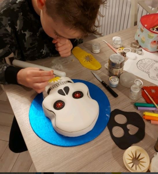 CastlesideSch's tweet photo. Amazing sugar skull work inspired by Class 4's work around Dias De Los Muertos - Day of the Dead #Primaryart #Creativeprimary https://t.co/tEnuN06Fcf
