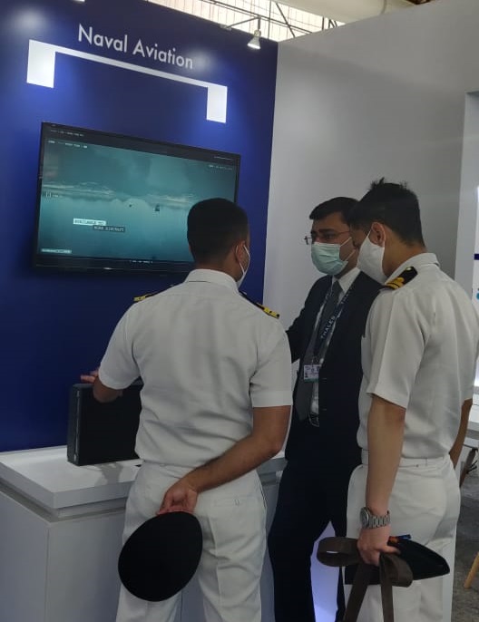 #AeroIndia21 | Presenting AirMaster C, the latest addition to its family of airborne surveillance #radars, to <a href="/indiannavy/">SpokespersonNavy</a> officers. It can cover the full spectrum of land, air, coastal &amp; maritime surveillance missions thls.co/nx8L50DpQUq 
#ThalesinIndia <a href="/AeroIndiashow/">Aero India</a>