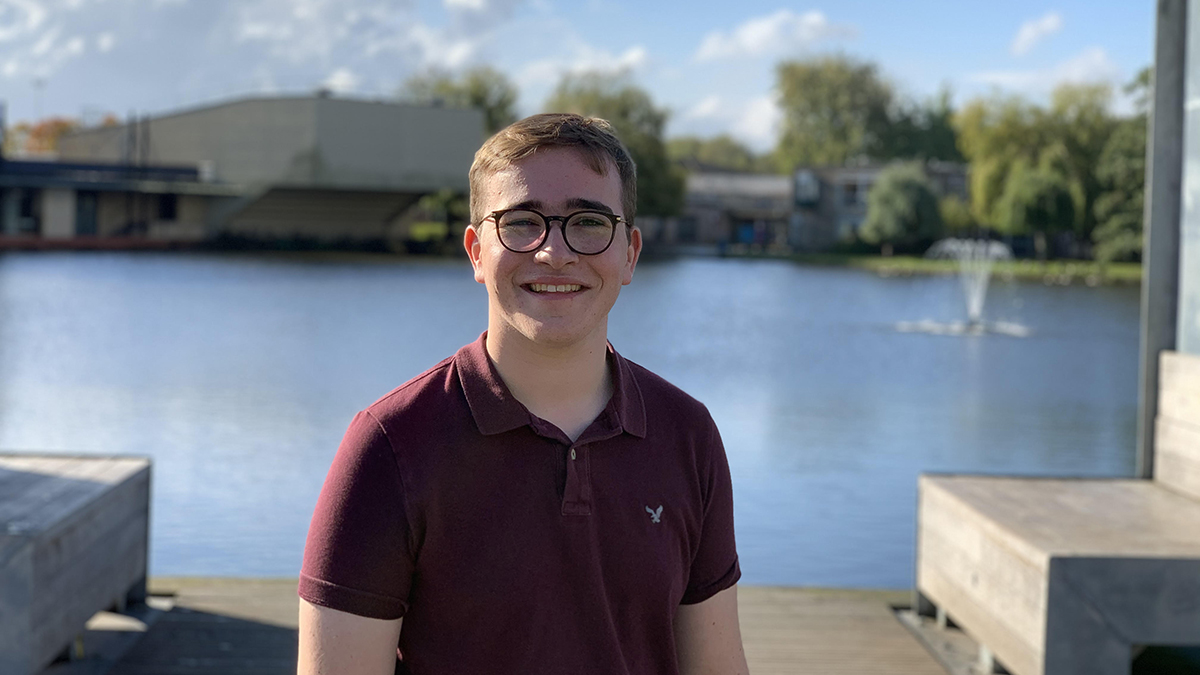 UniOfYork's tweet photo. "As somebody with a love for news and broadcasting, the presence of award-winning student media outlets, and so many students with shared interests, made this university hard to compete with for me." - meet @WilliamKingIOM of @Music_at_York: https://t.co/sgvSUQIn6S #HumansOfYork https://t.co/XAi2qcH2s1