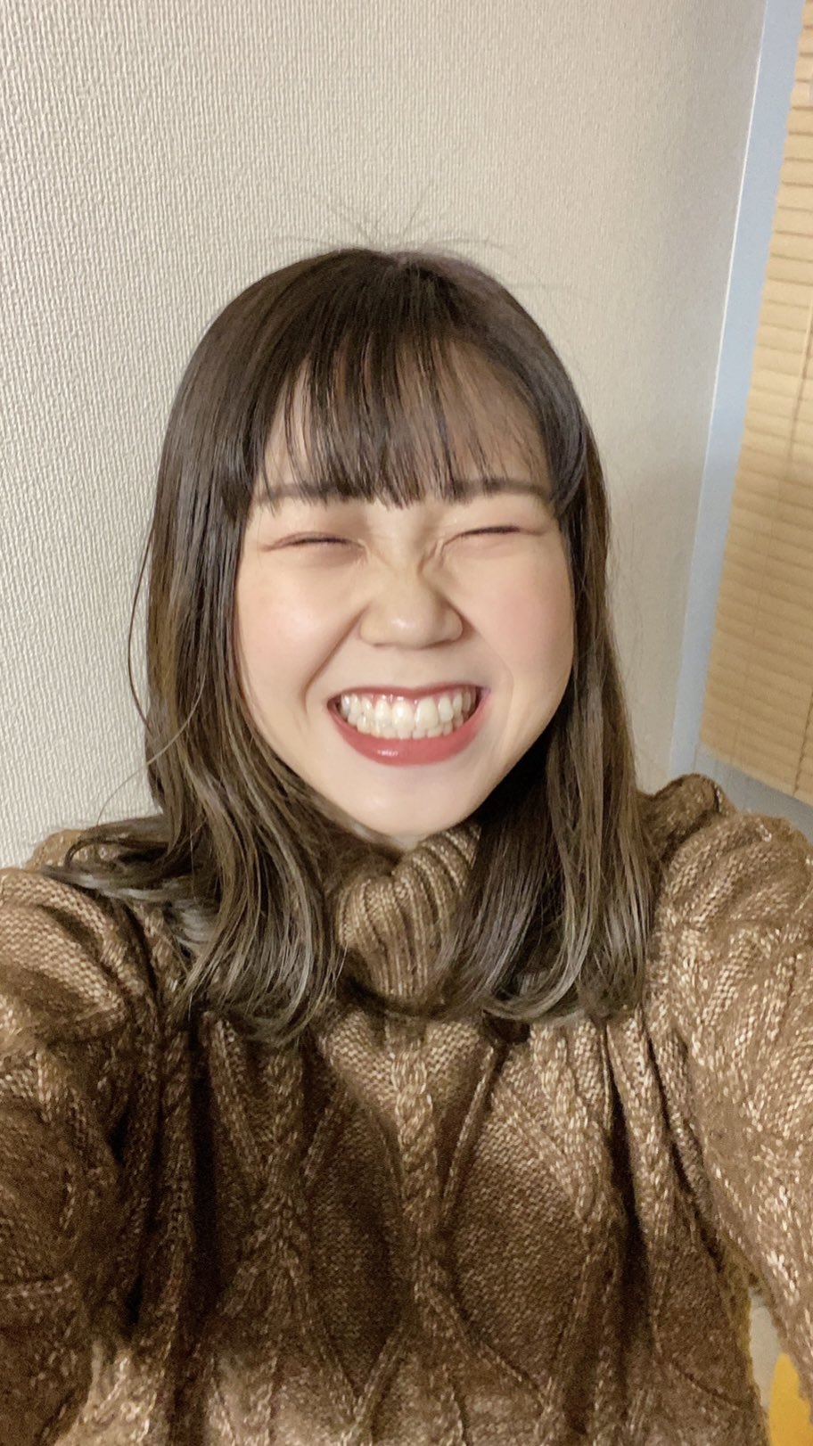 かほ ともかほちゃんねる 高校 大学 去年 今 今でも顔は丸いし二重顎は健在だけど 肩周りと脚と指にけっこう変化があった 気がする 昔は笑顔も苦手だったし顔を気にして顔が切れてる写真ばっかりだったけど 15キロ痩せてからは楽しく笑えるように