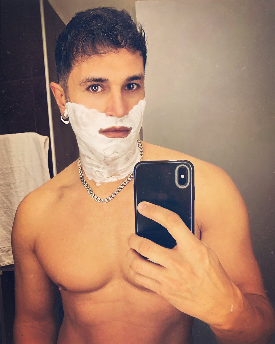 shaving is not always a pleasure, do you agree with me? #shaving #shave #barba #italiano #napoletano #goodmorning #mattina #pompei