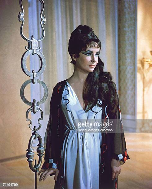 Pour rester dans le même thème antiquisant, la Cléopâtre incarnée par Elizabeth Taylor en 1963 - quand bien même les costumes se veulent refléter l'Egypte antique - est mise de façon à séduire un œil de son temps: