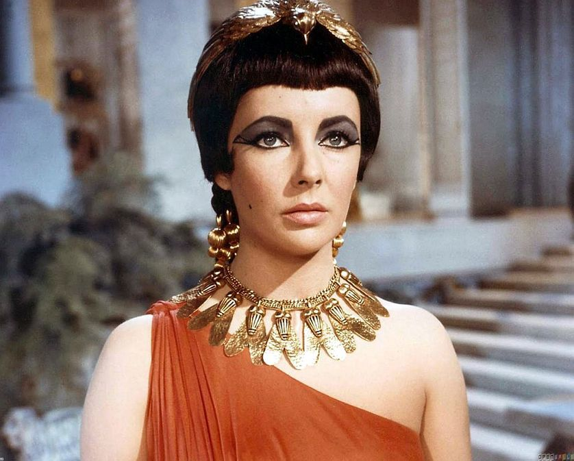 Pour rester dans le même thème antiquisant, la Cléopâtre incarnée par Elizabeth Taylor en 1963 - quand bien même les costumes se veulent refléter l'Egypte antique - est mise de façon à séduire un œil de son temps: