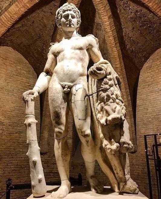 Eracle ritenuto protettore degli sport e le sue tante imprese, espressione dell'altruismo, coraggio e della forza fisica,lo fecero credere il fondatore dei Giochi olimpici. 
#Montefalco ❤️
#ilValoreDelleCose 
#NonPerdiamociDiVista
Statua di Ercole,fine I sec A.C inizio I sec. D.C