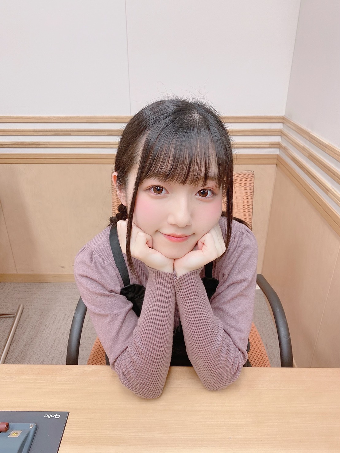 両手で頬杖 両手で頬杖をつく 心理