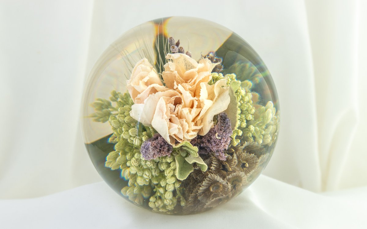 preservedintime's tweet photo. Preserving some really beautiful funeral tribute flowers https://t.co/G85R1FmomT