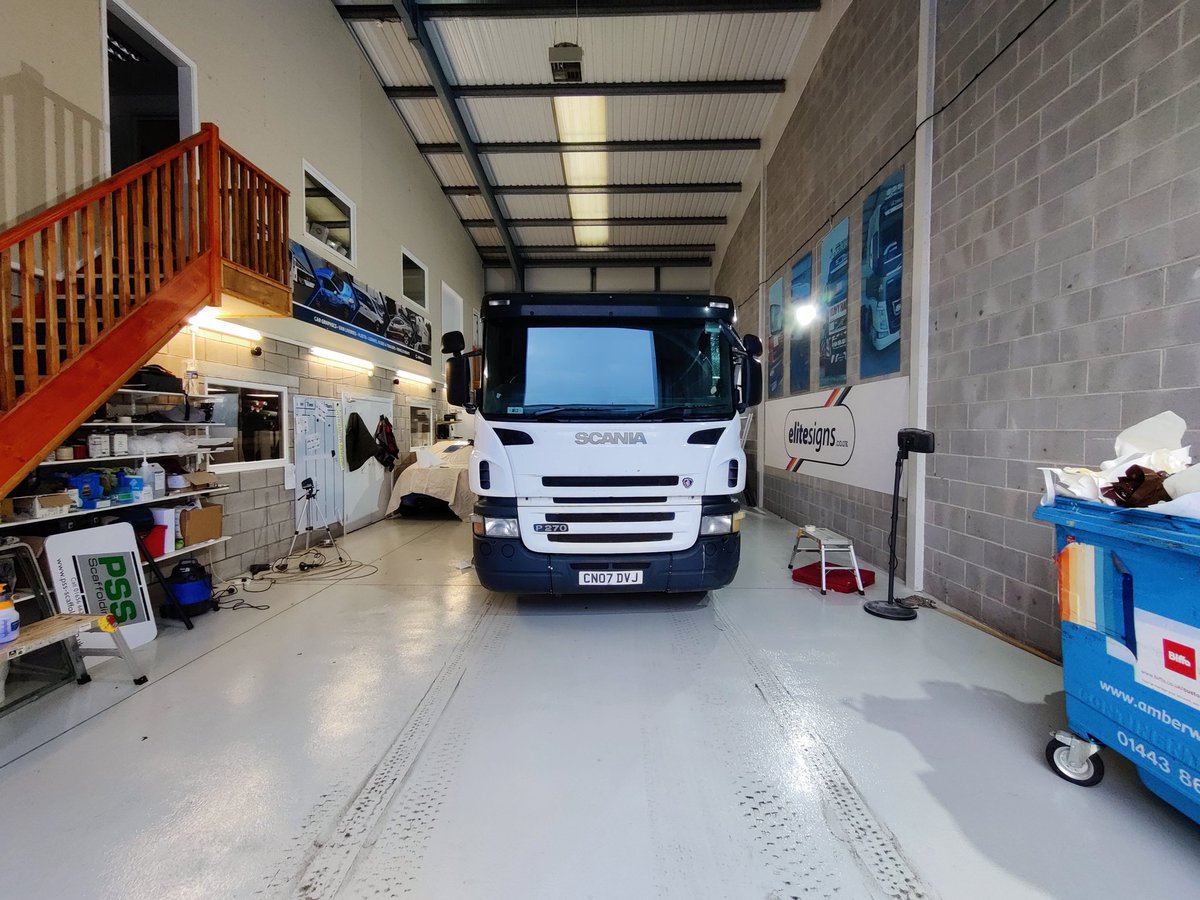 EliteSigns's tweet image. This morning we've welcomed this @ScaniaUK into our vehicle application bay, and this is going to be #branded with @Inscapesonline #companyidentity to match the rest of the #fleet.