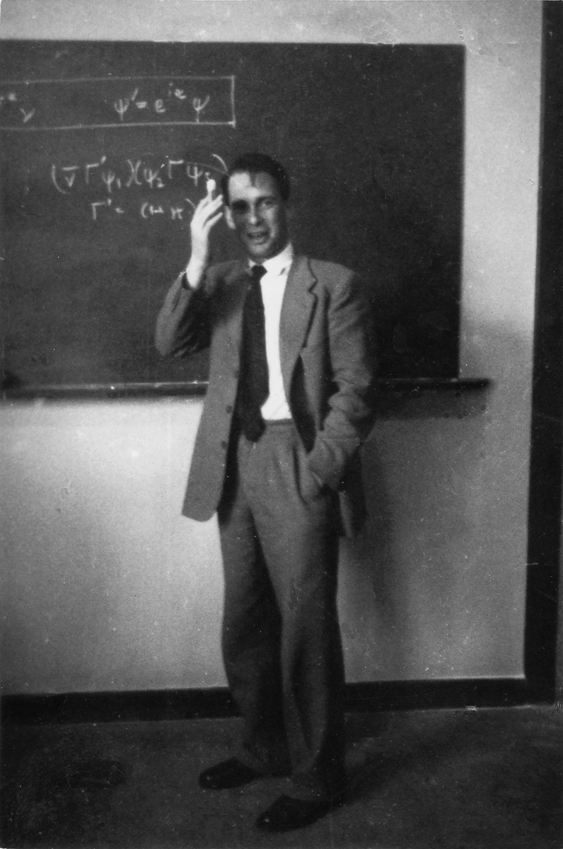 fisicaunitov's tweet photo. Non potevano mancare i nostri auguri per il 100 anniversario dalla nascita del brillante fisico Bruno Touschek. Come lui, oggi siamo sempre più a caccia di nuova fisica! Buon anniversario dal Dipartimento di Fisica Tor Vergata. #FisicaToV https://t.co/x8cDYQQjH9