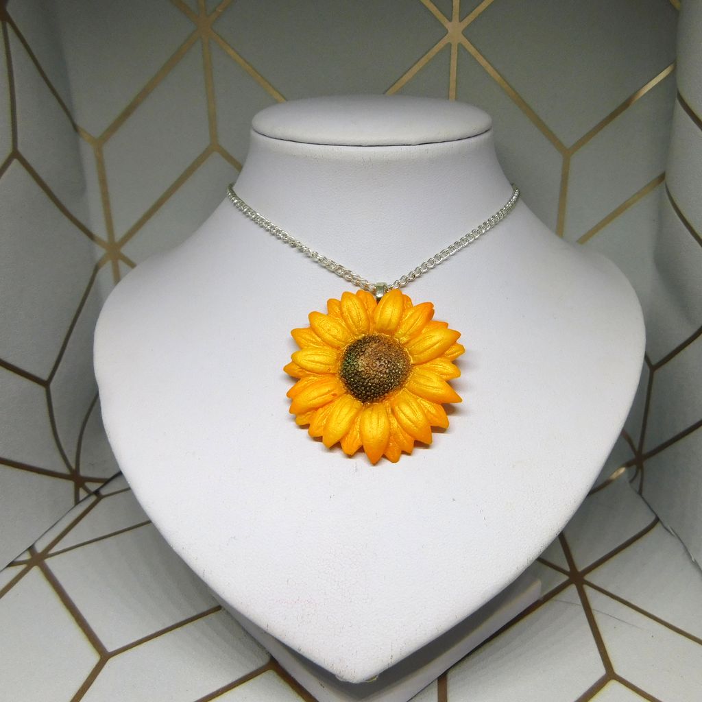 Anyone else missing the sun? I know I am! Allow me to brighten up your feed with the beautiful bright sunflower pendant. 
🌻 🌻 🌻 
stokedcrafts.etsy.com
#Sunflower #SunflowerPendant #Sunshine #GoodMorningSunshine #Handmade #ResinJewellery #EtsyUK