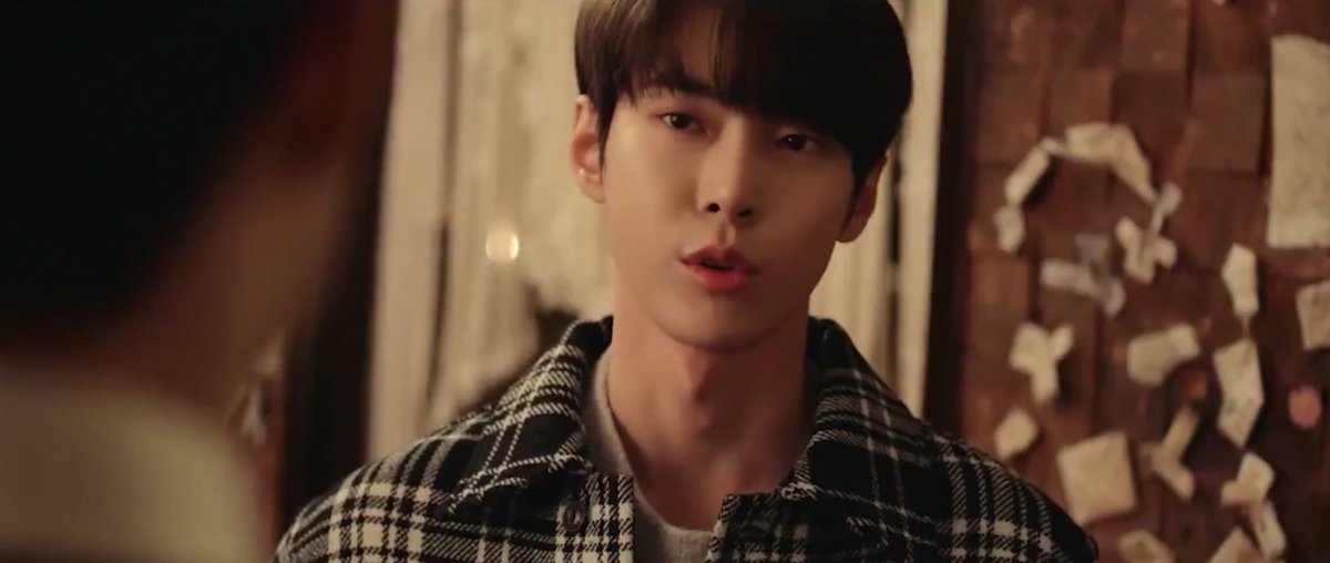 ไม่รู้จะอวยอะไรแล้ว โดยองครบเครื่องมาก สูง หล่อ ไหล่กว้าง เสียงดี แถมเป็นพระเอกซีรีส์ด้วย เหลืออย่างเดียวคือเป็นแฟนเรา แต่เหมือนจะอกหักเพราะเขามีแฟนแล้ว แฟนชื่อเตนล์