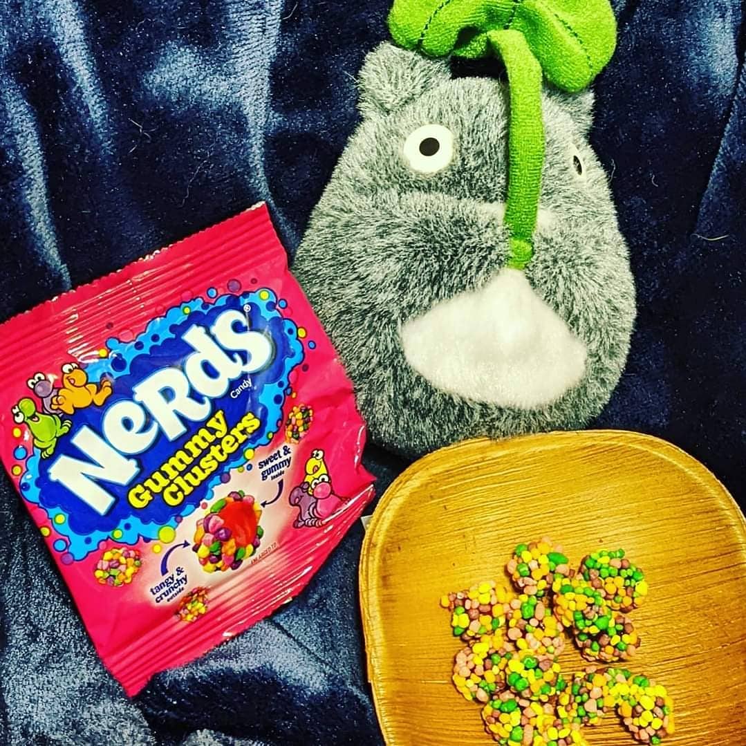blastkat's tweet photo. I received a complimentary #sample of #NerdsCandy gummy clusters from @SendMeaSampleUS You taste the tanginess of the nerds (and you get the crunchiness if you chew) before you reach the soft, sweet gummy center. It's delightful.
#sendmeasample #gotitfree #trybeforeyoubuy https://t.co/VGha1Ywuk2