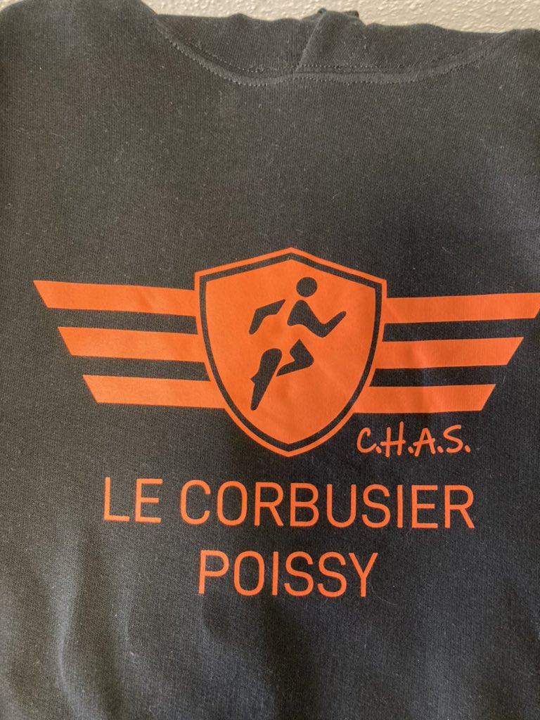 RoxaMaracineanu's tweet photo. J’étais à la cité scolaire Le Corbusier à @villepoissy où les élèves bénéficient d’aménagements scolaires pour le sport. Ici la communauté éducative travaille main dans la main avec le monde associatif pour la réussite des jeunes, leur épanouissement sportif et scolaire 👏🏼 https://t.co/yLLSY8Mvhp
