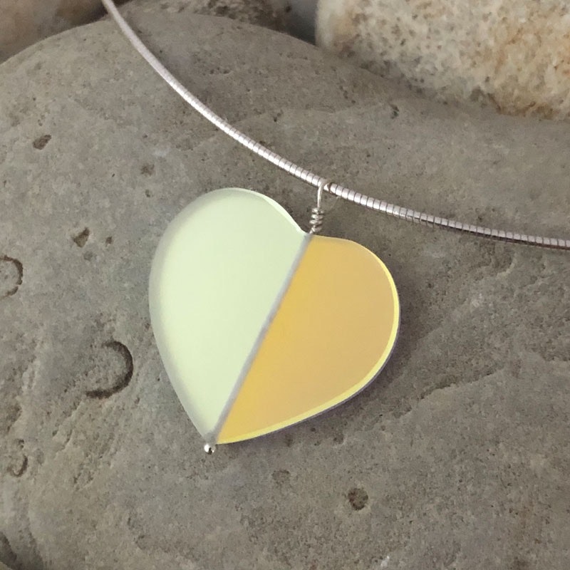 artspringallery's tweet photo. FEATURED ARTIST  Hildegard Pax
Hildegard is showcasing her unique range of glass jewellery and dichroic glass artwork at the ArtSpring Gallery.
https://t.co/lr7zfLIqwK

#contemporaryglassart #dichroicjewellery #paintingwithlight #transformingglass #colourfulglass #minimalistart https://t.co/l8H9zbbQRD
