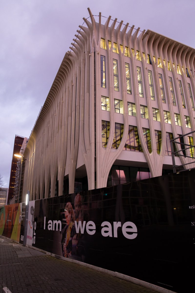We hebben een nieuw strikje om Amare heen geplaatst 💝

AMARE: I AM, WE ARE. Dat staat op de nieuwe bouwschutting. Nieuwsgierig? Kom alvast eens een rondje lopen bij het Spuiplein!