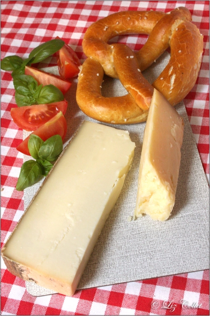 LizCollet's tweet photo. Schrecklich hier. Alles ganz, ganz schrecklich hier.
#LizerlsLebnImBlauenLand #LesPetitsPlaisirs
#LaborareLiveLoveLaugh #DasBlaueLand
#Käse #Leberkäse #Brezen #BrotZeitGlueck https://t.co/fgXIJB9lZJ