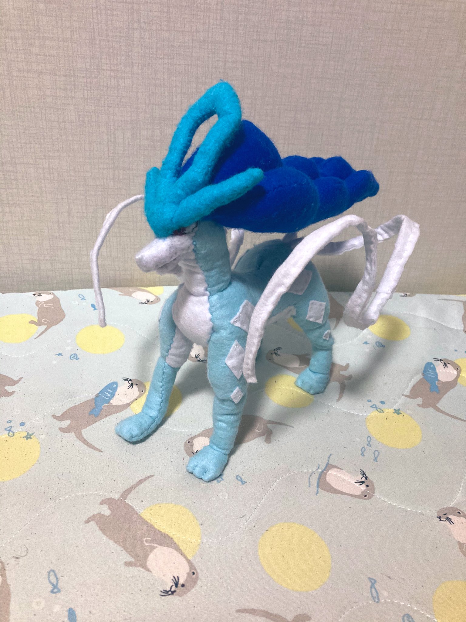 抱擁の翼竜 色違いスイクンのぬいぐるみ完成 前の色違いメガリザードンyと同じくポーズ変えられるようになってる 4枚目はポッ拳でマスクドピカチュウのバーストアタック食らってる時のポーズ T Co Kbnhseatmu Twitter