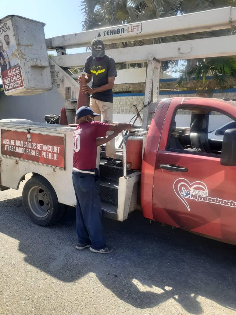InfraPtoC's tweet photo. #InfraEnAcción Avanzan los trabajos de instalación de tranformadores eléctricos de 25kva en la Sala de Bomba ubicáda en Av. La Playa gracias a la gestión municipal apoyado por el Gob. @rafaellacava10 y la dirección @InfraPtoC #PatriaUnidaYVictoriosa #BuenDiATodos miércoles de PAZ https://t.co/CoER7BpAJ0
