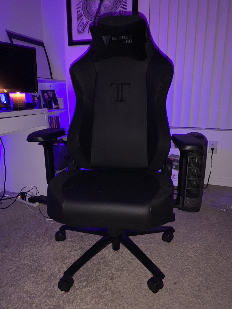 DomValencia's tweet image. Best Christmas gift I could’ve gotten. #SecretLab #SecretLabChair #Titan #AllBlackEverything