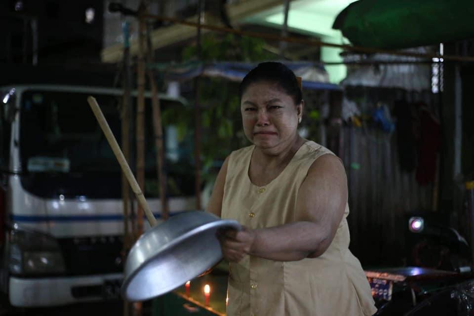 AliceMah9's tweet photo. Every night at 8pm, this is how people of #Myanmar beat our pans and pots to drive the devil away.  We are defiant!  We are undying fighting peacocks! #CivilDisobedienceMovement #SaveMyanmar #AungSanSuuKyi_government #RejectTheMilitary https://t.co/TGRfFmwlJ6