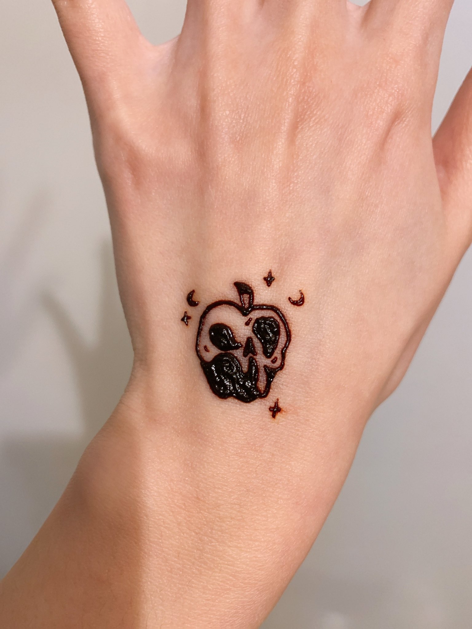 Failingリン 久しぶりにヘナタトゥーを描いた エペルくん仕様の毒りんごです 指輪もかわいい 自賛 エペル ツイステファンアート ヘナタトゥー T Co 54hwu1zkmv Twitter