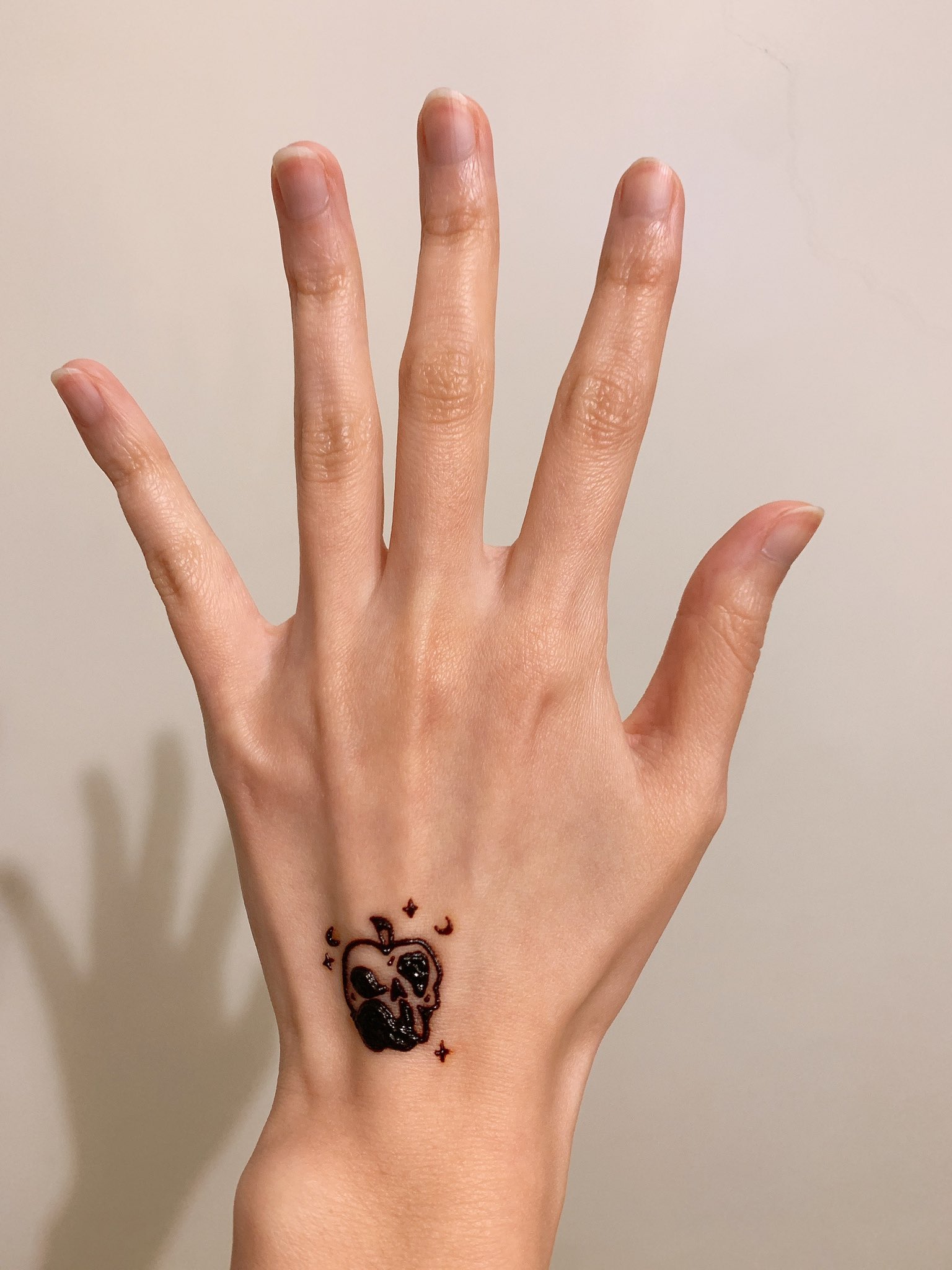 Failingリン 久しぶりにヘナタトゥーを描いた エペルくん仕様の毒りんごです 指輪もかわいい 自賛 エペル ツイステファンアート ヘナタトゥー T Co 54hwu1zkmv Twitter