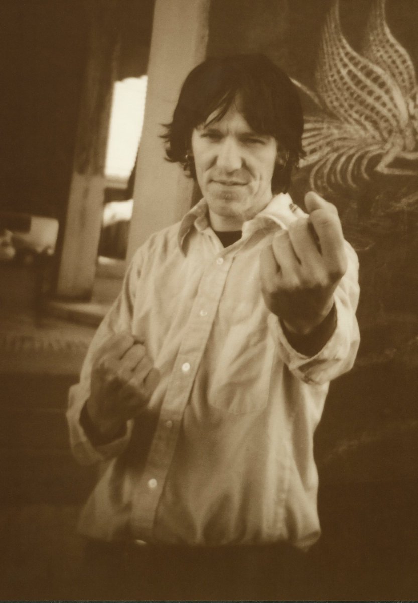 #EfemeridesClics 📆 Un día como hoy pero de 2003 nos dejaba una de las voces más hermosas de finales del S XX y comienzos del XXI, la del maravilloso Elliott Smith

🎵open.spotify.com/track/52Bg6oao…