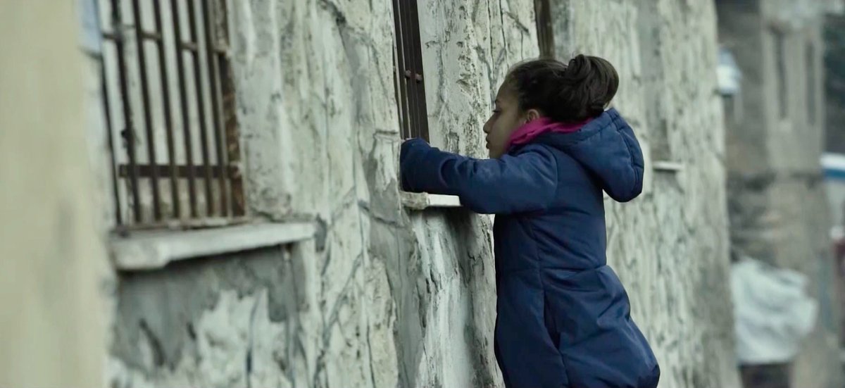 Bir köy okulunda boş sınıfını seyreden çocuk, penceresinden ne görür? Belki bir Nobel Ödülü’nü, belki dünya çapında bir sanatçıyı, sporcuyu... Belki dünyanın merkezidir orası. Hayallere nefes olmak için çocuk yüreklerini eğitimle buluşturuyoruz. Emanete saygıyla...