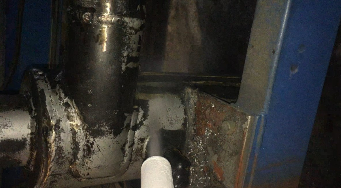 czyszczenieCO2's tweet photo. Czyszczenie suchym lodem powierzchni maszyn produkcyjnych wykonywane jest pod ciśnieniem z wykorzystaniem granulatu suchego lodu fi 3 mm. Czyszczenie sprawdza się doskonale w przypadku starych i spieczonych odpadów poprodukcyjnych, smarów. Bez użycia rozpuszczalników. https://t.co/p1aOqXcsog