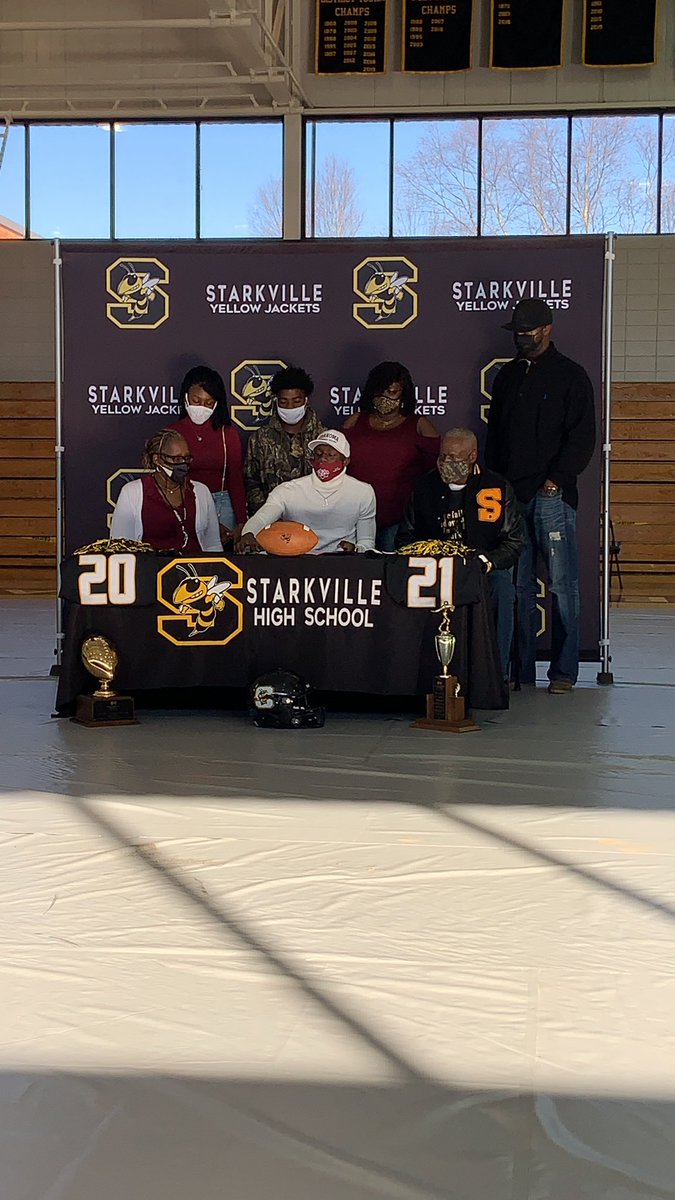 shsjacketbuzz's tweet image. Leroy Hollingshed signs to Coahoma Community College.