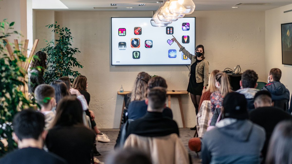 Les étudiants du M2 Entrepreneuriat de l'<a href="/iae_bordeaux/">IAE Bordeaux</a> ont eu le plaisir de s'éloigner de leurs écrans le temps d'une matinée pour visiter l'incontournable @Hemera_Bdx. Un grand merci à <a href="/ClaireGendron/">Claire Gendron</a> <a href="/LumoFrance/">Lumo</a> <a href="/MWMcompany/">MWM</a> et <a href="/Unspentio/">Unspent</a> pour leur dynamisme et le temps accordé🙏