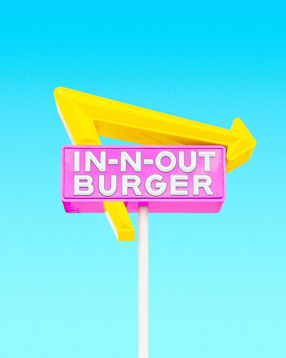 carreteromolero's tweet image. Minimal doesn't have to be boring or dull: North American artist Matt Crump created the style #candyminimal 🍬 to prove just how much fun you can have with only a few elements in your composition. 
➡️ instagram.com/mattcrump