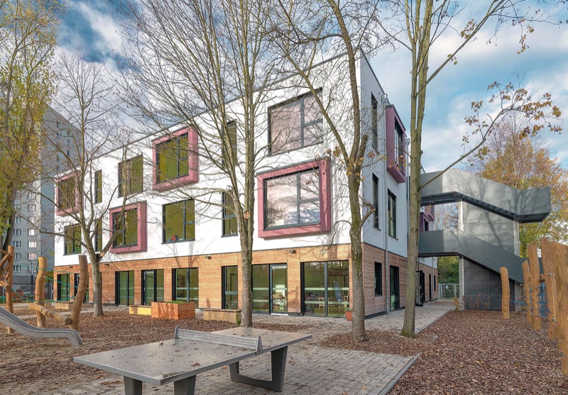 ABZ_News's tweet image. Modularer Fröbel-Hort in Potsdam: Außenliegende Treppe ist Teil des Brandschutzkonzeptes bit.ly/3crDPzG

#MobileRaumsysteme #Stahlmodulbau #Modulbau #Kleusberg