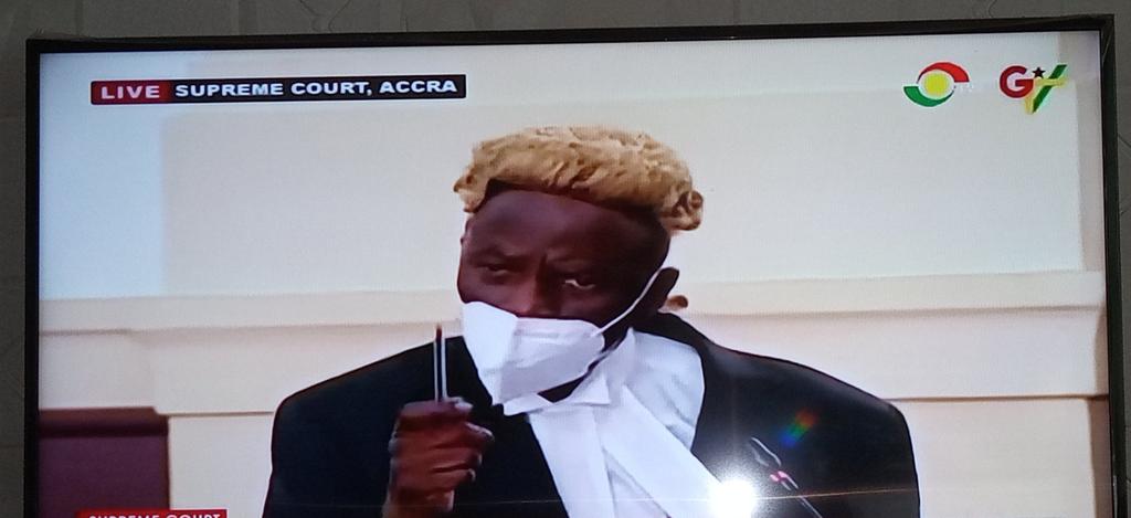 djOtibu's tweet image. I want someone to hold jealously as Akoto Ampaw holds his pen 😁