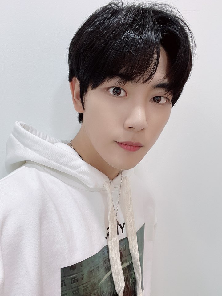 Goljenness's tweet photo. 3:06PM KST                 6:45PM KST

Jibeom got his precious gift, the golden trophy after 3 and half hours 💜

@GoldenChild #GoldenChild #JIBEOM #지범 #HAPPYJIBEOMDAY #BurnIt2ndWin #GoldenChild4thWin https://t.co/Jn8uCBsnCA