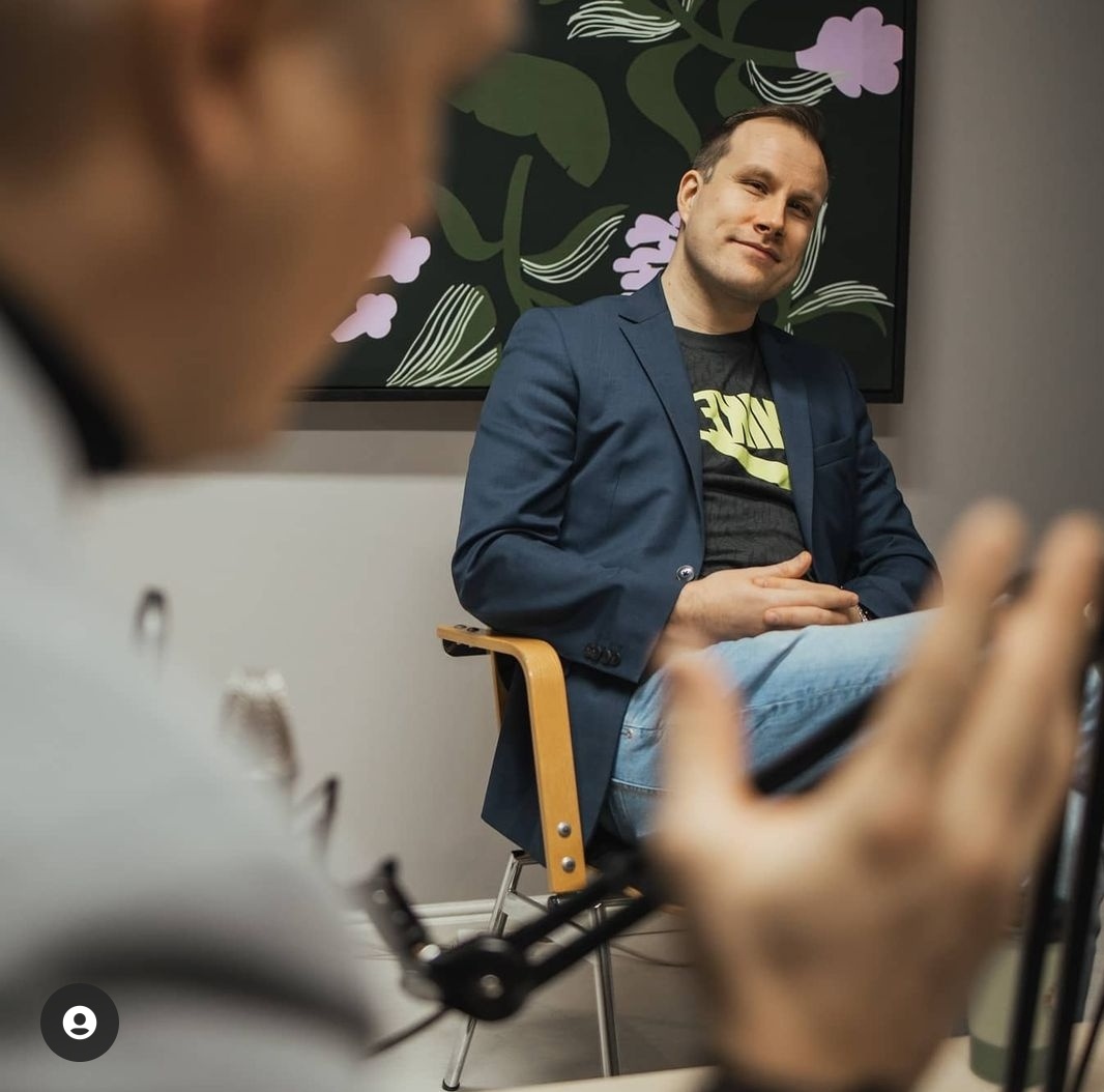 Ainiin, siellä on muuten <a href="/Myyntiradio/">Myyntiradio</a> n Instassa arvonta, josta voi voittaa itselleen #myyntikirja n .

Käy osallistumassa tästä 

instagram.com/p/CKvTno-BJm_/…