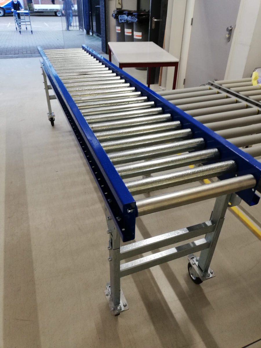 VoedselbankOss's tweet photo. Vier nieuwe rollerbanken zijn er binnengerold bij @VoedselbankOss. Dank aan #MaasInternationalLogistix uit #BenedenLeeuwen. Zo kunnen we nog meer #coronaproof werken. https://t.co/Y19xpbaIn8
