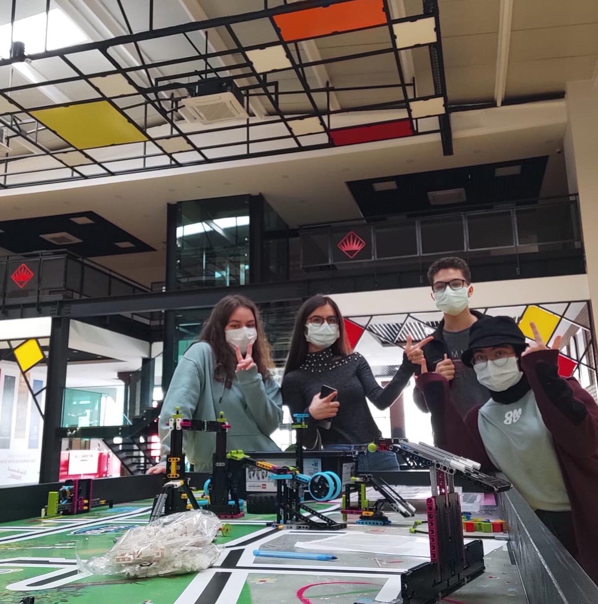 AsklepiosFll's tweet image. Eğleniyoruz ve tüm hızımızla çalışıyoruz.💪🎶(We are having fun and working at full speed.)
#fll #fll2021 #teamwork #robotic #bilimkahramanlaridernegi #winners #fllturkey @BilimKahraman @bahcesehir_k12 @CemMaviengin @zzafererkan @pekgoz_harun @umutsalgin @firstlegoleague