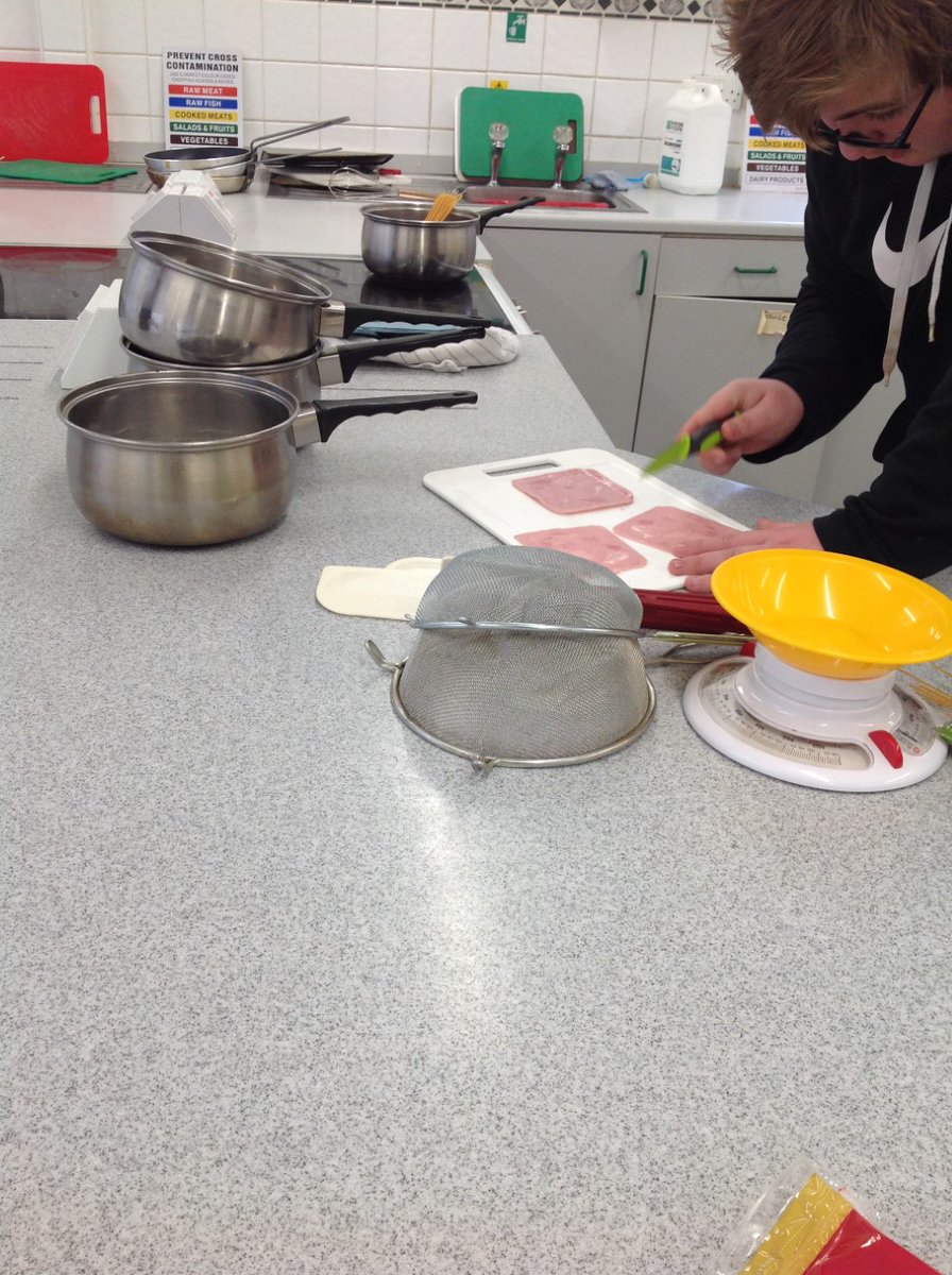 PenkfordSchool's tweet photo. #KS4 pupils made @SimonJWoodUK recipe for #QuickCarbonara as a part of his #FeedingFamiliesFor30. Pupils are working towards an #AQAAward in #BasicCookingSkills and #CookingWithPasta gaining important #LifeSkills https://t.co/2UyBl6SUpN