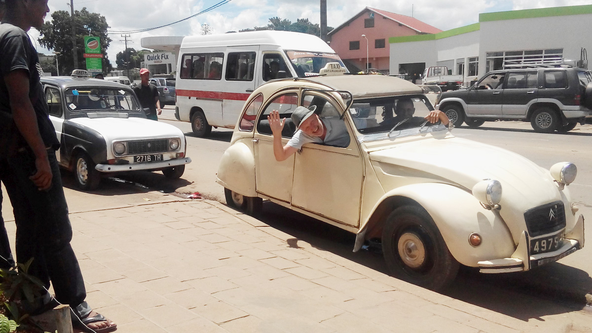 CycleMadagascar's tweet photo. These #2CV still running here. Always #fun. #CycleMadagascar #MTB #mountainbike #massage #challenge #bisikileta #bike #rider #BikeHoliday #AfterCycling #ridersheaven #MobileLunchBuffet #BikeExperience #bikeride #bicyclelicious #MomotasFit #Madagascar #culinary #ridebikebehappy https://t.co/TXOvxQpzs7