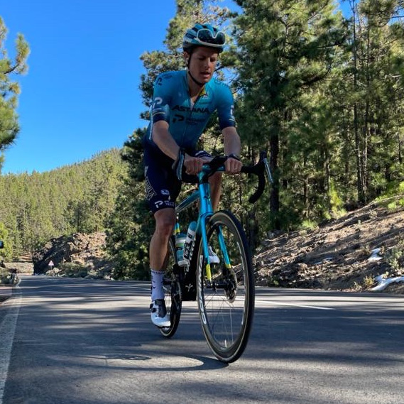 XDSAstanaTeam's tweet image. 🚴‍♂️🌋Our altitude group is ticking off the kilometres around Teide on their @WilierTriestina bikes and getting ready for the upcoming season start!

#UnitedWeRace #AltitudeCamp 
📷@ModusVivendi_bg