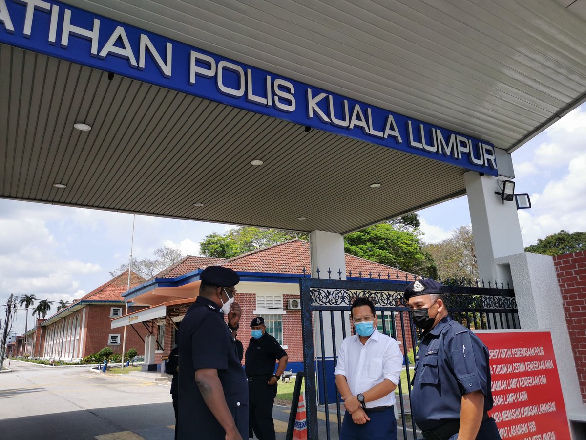 niknazmi's tweet photo. Saya turun sampaikan 100 pek makanan tengahari pada pengurusan PULAPOL.
Setakat semalam 382 pelatih & 46 staf PULAPOL positif Covid-19.
Saya doakan mereka semua sembuh segera untuk kembali jalani latihan.
#KitaJagaKita
#KitaSetiawangsa #p118setiawangsa #Setiawangsa #Pulapol https://t.co/qy2HvjZpMT