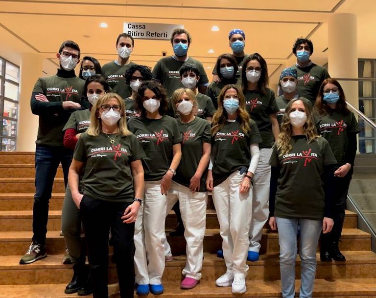 Corrilavita's tweet photo. Le magliette di #CORRILAVITA che abbiamo regalato al personale medico, paramedico e a tutte le pazienti dei 14 “Centri di Senologia di Qualità” coordinati dal progetto #Senonetwork sono arrivate anche all'Azienda Ospedaliera di #Verona. Grazie per la bellissima immagine! ❤ https://t.co/nVYdleSicd
