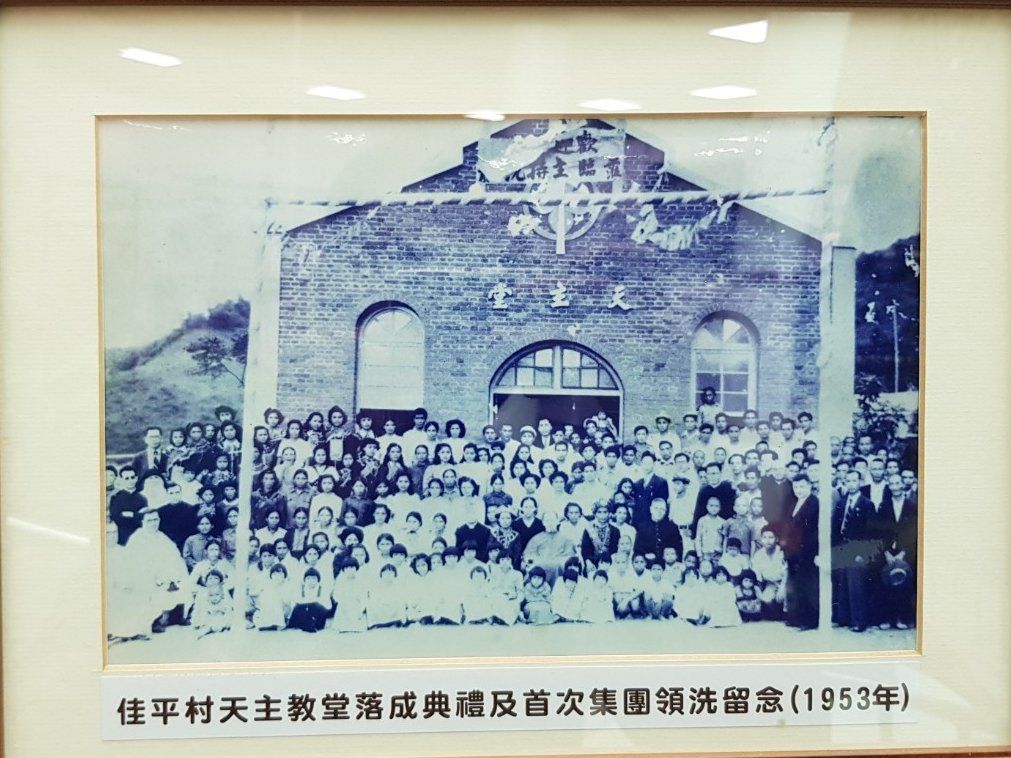 The highland Paiwan first came into outside control under Japanese colonial rules. Interestingly, the establishment of an island-wide official lingua franca, Japanese, enabled Catholicism to be spread from Wanchin to these Paiwan communities. It flourished rapidly in the 50s. 10/