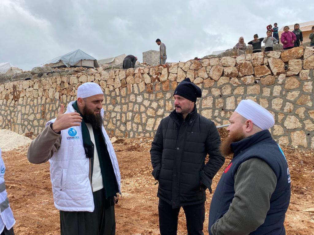 Sevgili üstadımızın Gebze vekili Ebubekir Özdemir hocamız Suriye/İdlib Killi bölgesinde inşaatı devam etmekte olan Kıyamder yetim köyünü ziyaret ederek, yerinde incelemelerde bulundular.