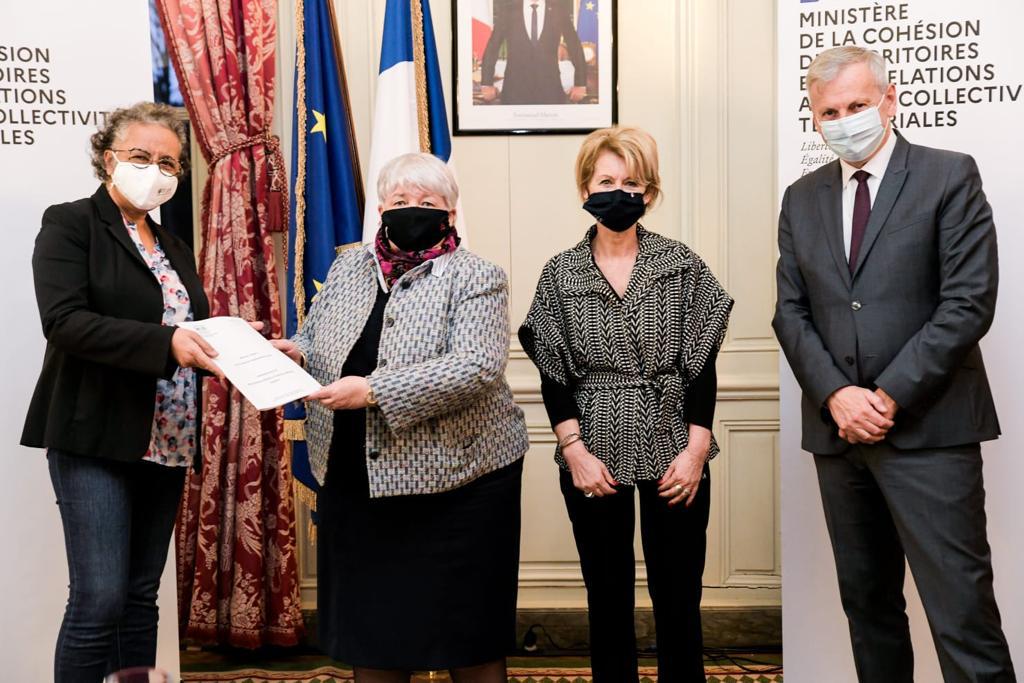 j_gourault's tweet photo. J'ai reçu hier les rapporteurs et le président @AN_CollTerr pour la remise de leurs rapports contractualisation et pouvoir réglementaire local. Des propositions concrètes qui enrichiront le travail que nous menons ensemble aux côtés des #collectivitesterritoriales https://t.co/wfD8np6bnh