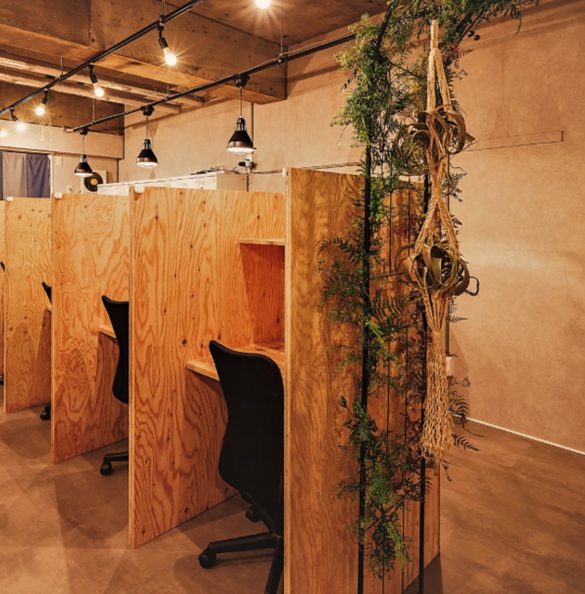 Cpa会計学院 提携自習室紹介 自習室アイデスク 横浜駅みなみ西口徒歩3分の場所に所在しています 落ち着いた雰囲気で開放感のあることが特長です おしゃれで開放感あふれる空間 利用しやすい料金設定が特長的です 是非 この機会にご利用ください