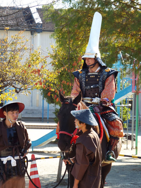 Un casco un poco más común es el Eboshi. Pareces más formidable ante tu enemigo por la altura que ganas con este kabuto. También es común que lo usen los árbitros del sumo.