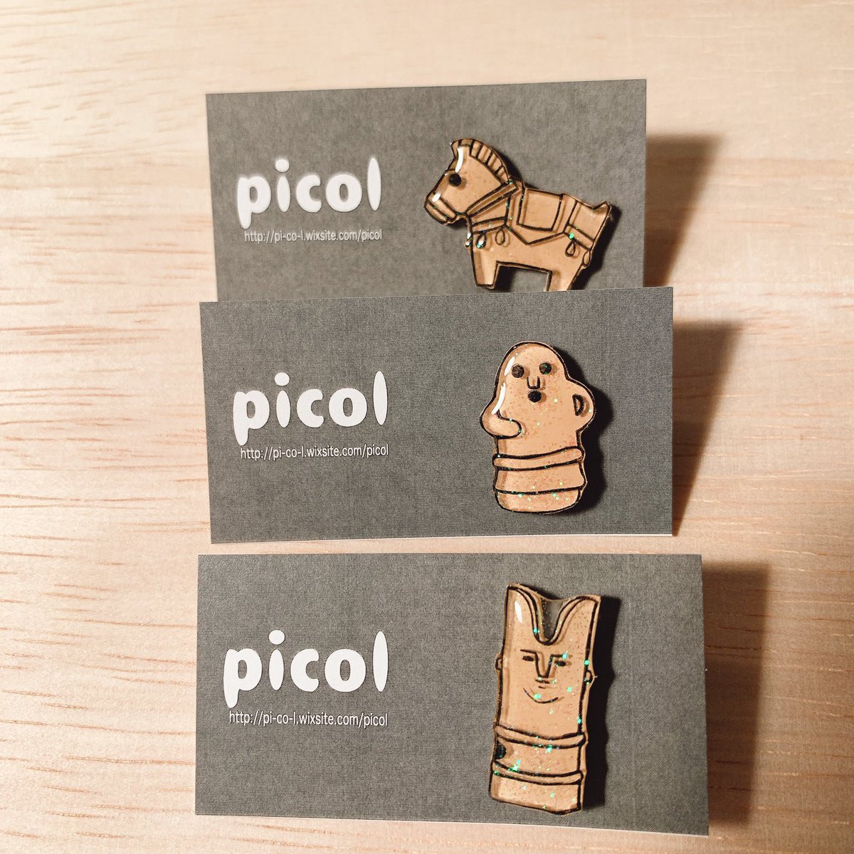pico_room's tweet photo. ついに今週末！2/6土曜🍄大分県中津市の歴史博物館にてお好きな古代はんこにお好きな文字をいれた吹き出しを実演でほりほりします☺️✨newアイテムも追加納品されます💨ぴこるは3種のピンバッチ✨
どぞよろしくおねしゃす💨

#picol #実演オーダーはんこ
#中津市歴史博物館
#発掘された日本列島2020 https://t.co/oKot3p3Zr6
