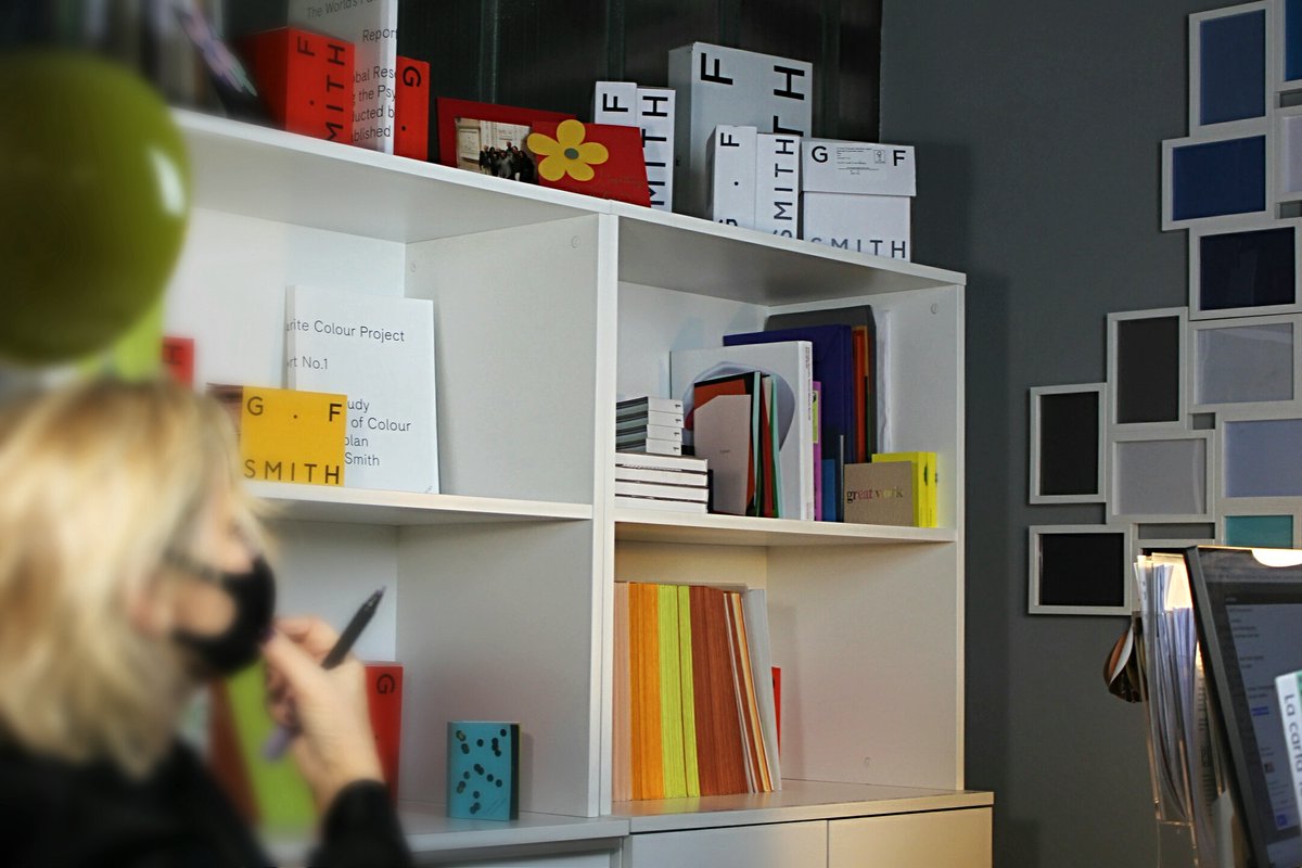 peregocarta's tweet image. Colored paper invasion into my office 😊
#PremiumPaper #LuxuryPaper #creative #paper #swatchbook #designer #icon #iconic #print #printingpaper #ColouredPaper #gfsmith #colorplan #extract #gfsmithmax #Colorplan #colourpalette #ColorplanColours #luxurypaper #print #packaging